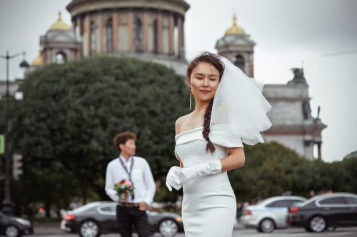 Stylizacja na ślub cywilny dla kobiet – suknia czy garnitur?