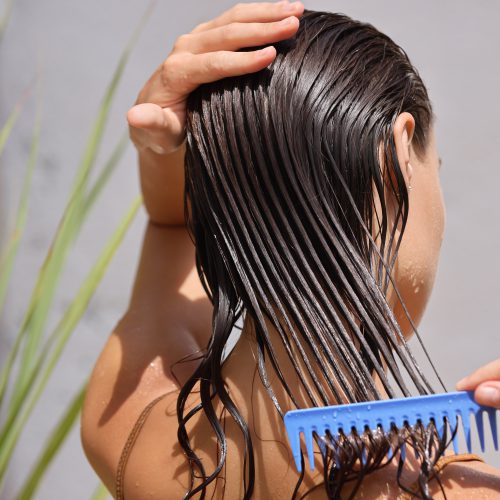 Dogłębna regeneracja włosów. Jakich składników szukać w odżywkach do włosów?