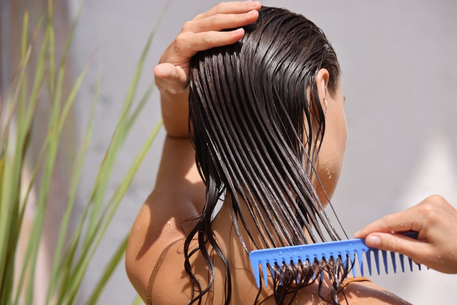 Dogłębna regeneracja włosów. Jakich składników szukać w odżywkach do włosów?