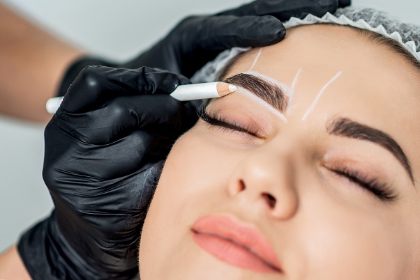Botox brwi a naturalny wygląd – jak uniknąć efektu sztucznych brwi?